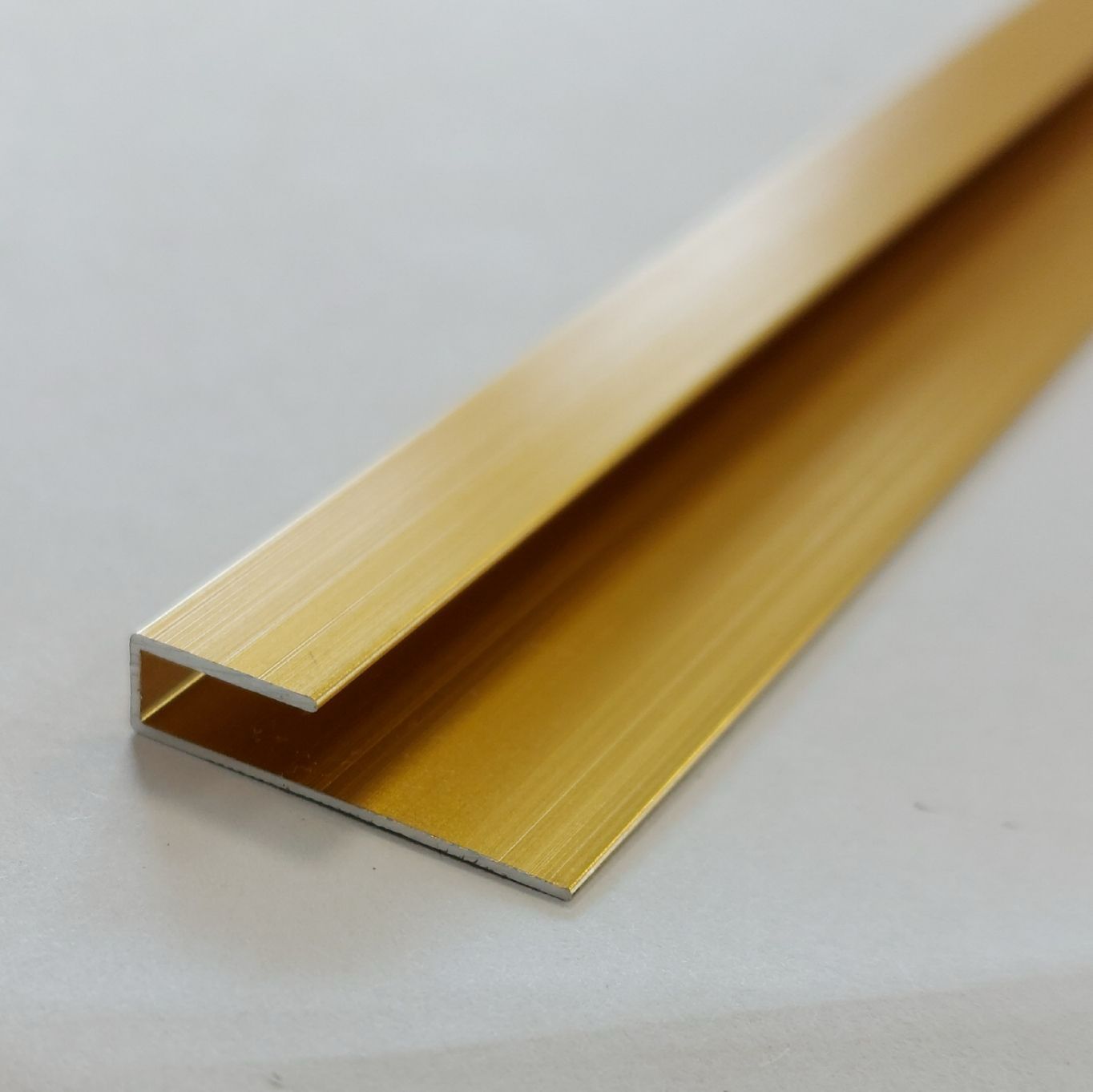 Abschlussleiste Aluminium Gold 270×2,5 cm – eleganter Paneelrahmen