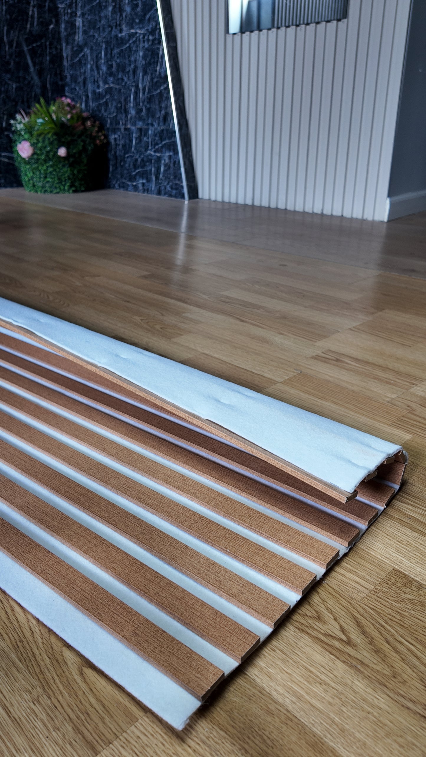 Akustikpaneel White Teakholz 280 × 60 cm – helle Holzoptik