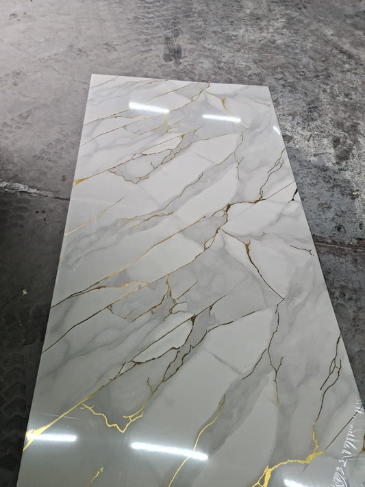 PVC-Paneel Golden Rock 280×122 cm – luxuriöse Marmoroptik mit Gold