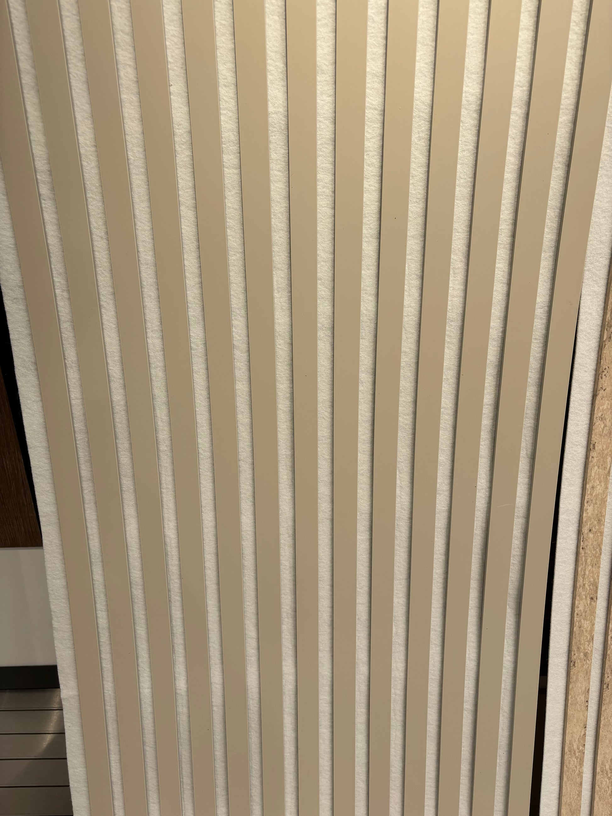 Akustikpaneel Beige and White 275 × 60 cm – moderne Wandverkleidung