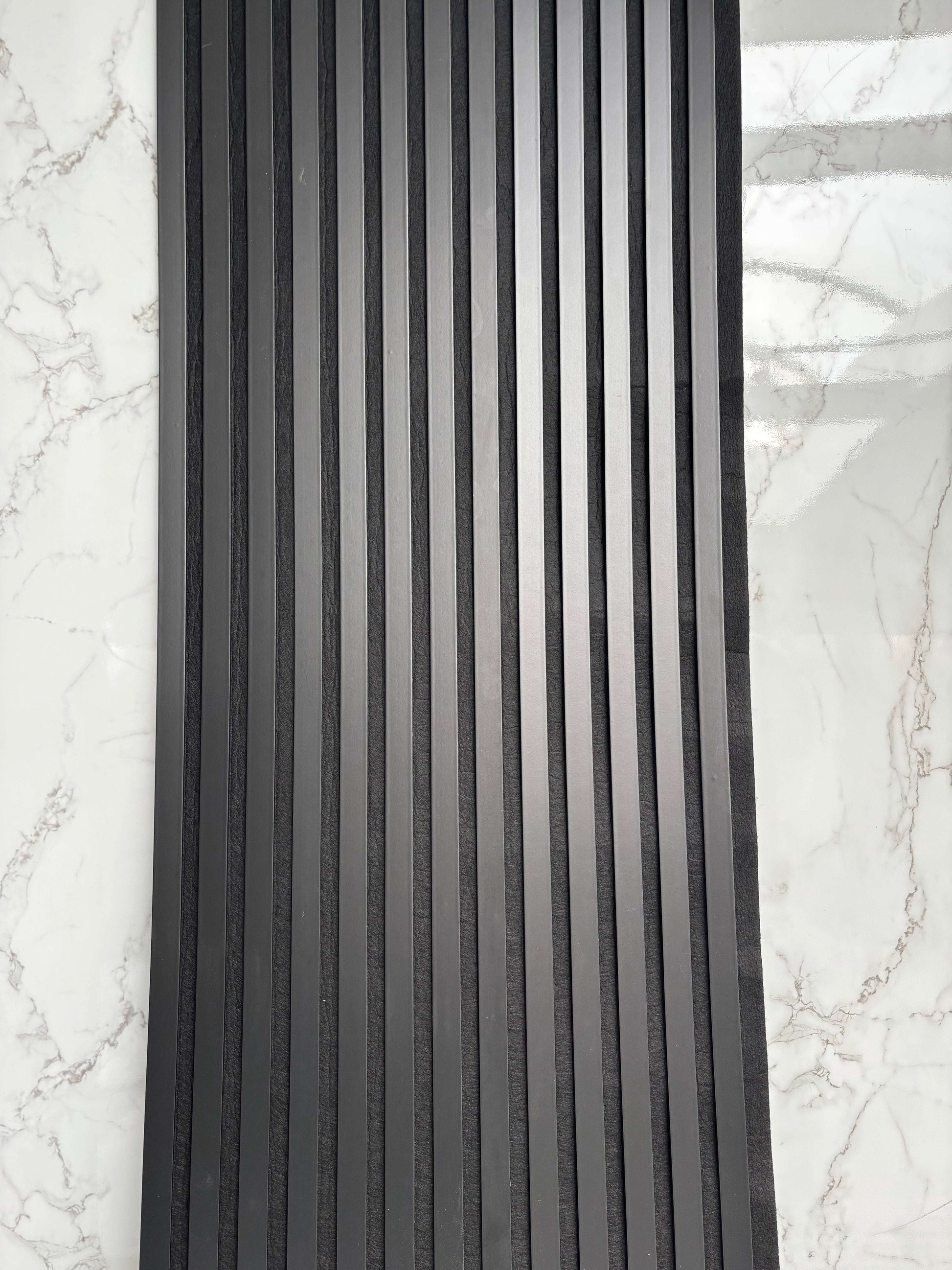 Akustikpaneel Schwarz 280 × 60 cm – modernes Wanddesign