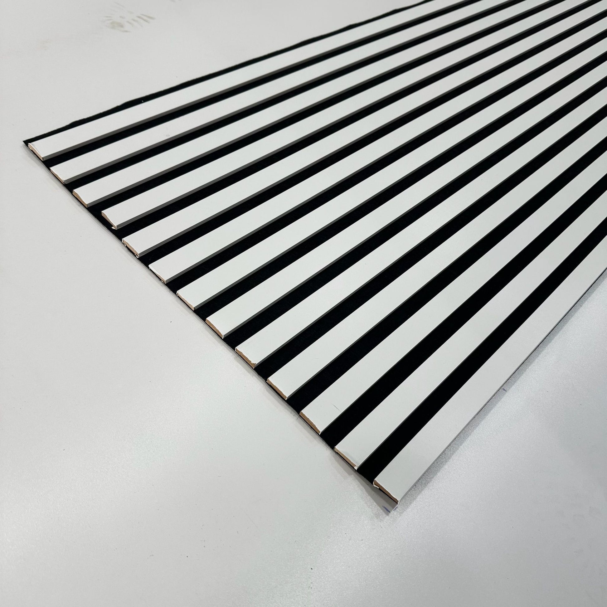 Akustikpaneel Black & White 275 × 60 cm – moderne Wandgestaltung