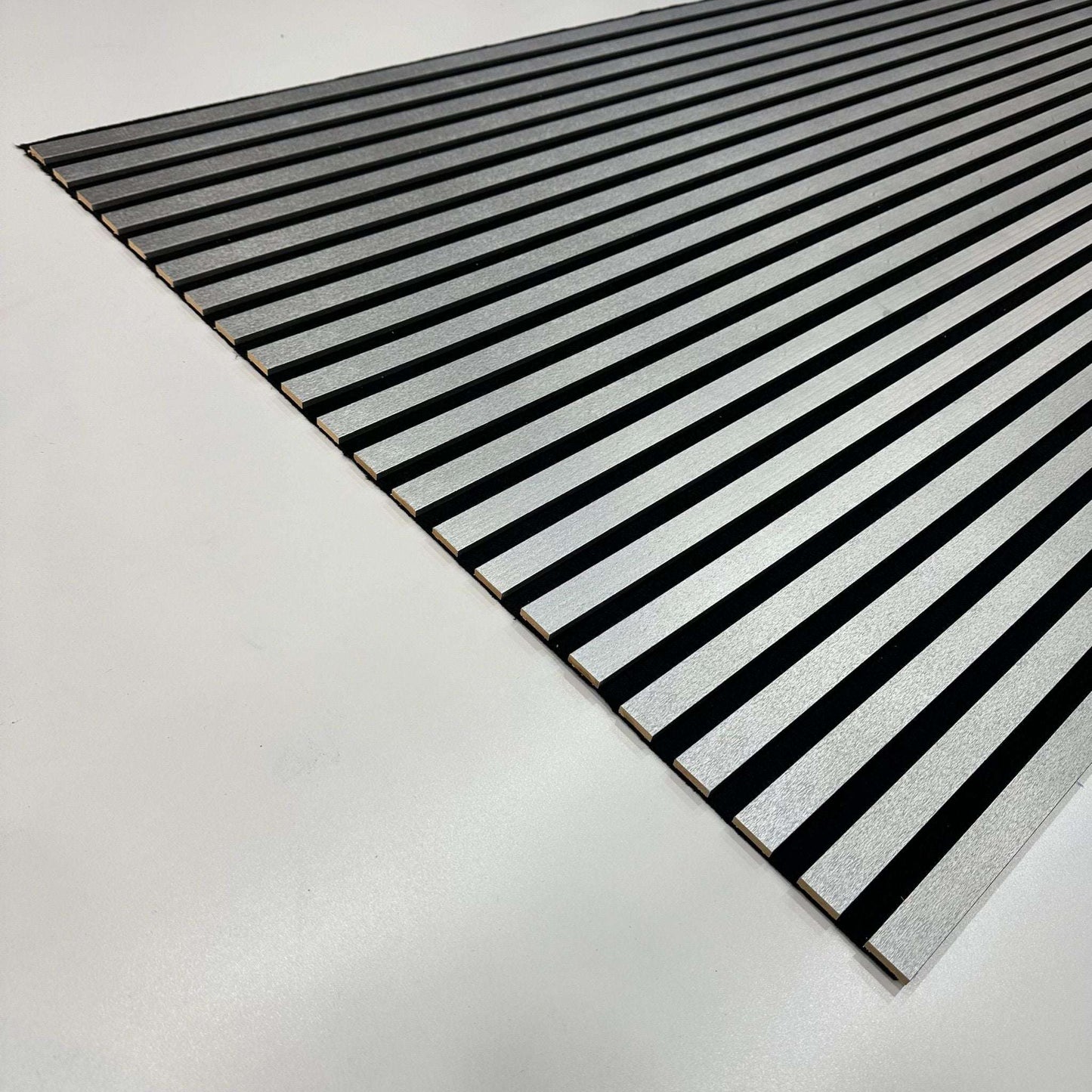 Akustikpaneel Silber 275 × 60 cm – moderne Wandverkleidung