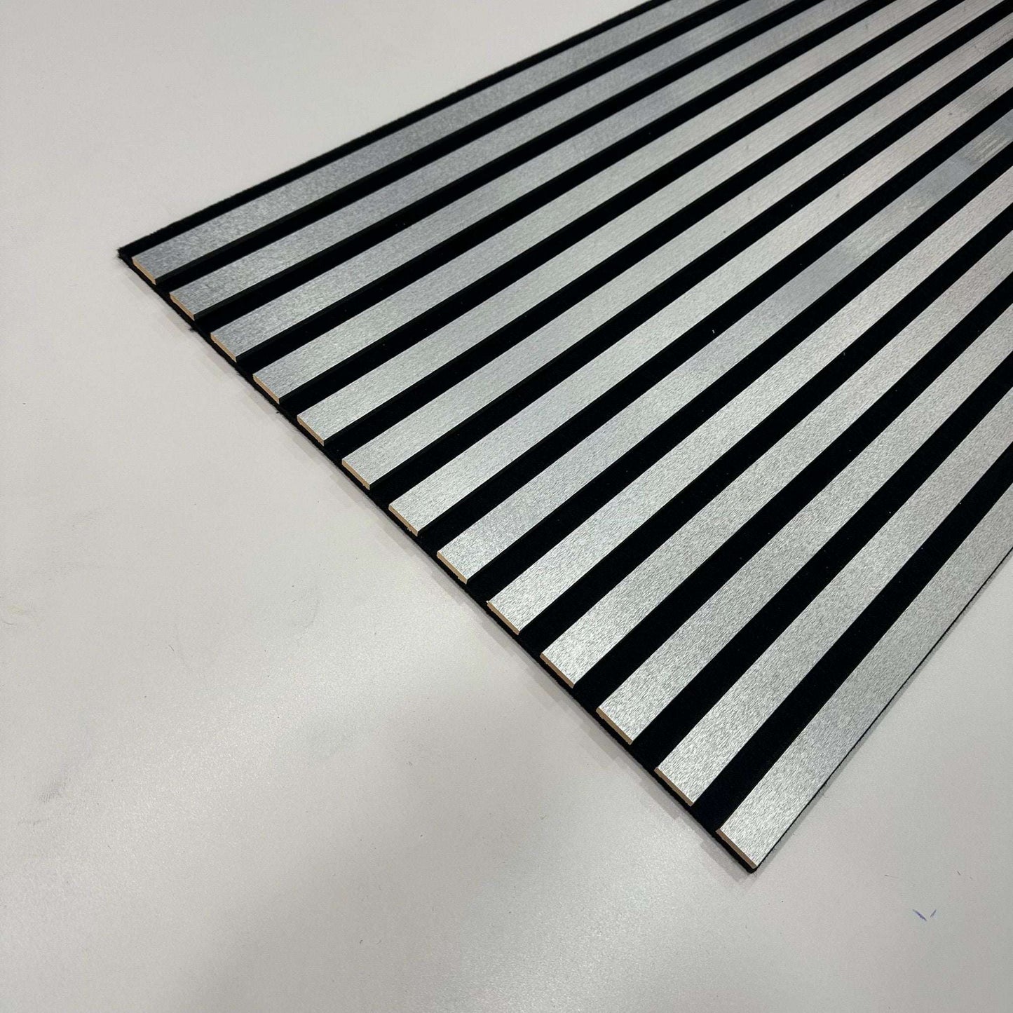 Akustikpaneel Silber 275 × 60 cm – moderne Wandverkleidung