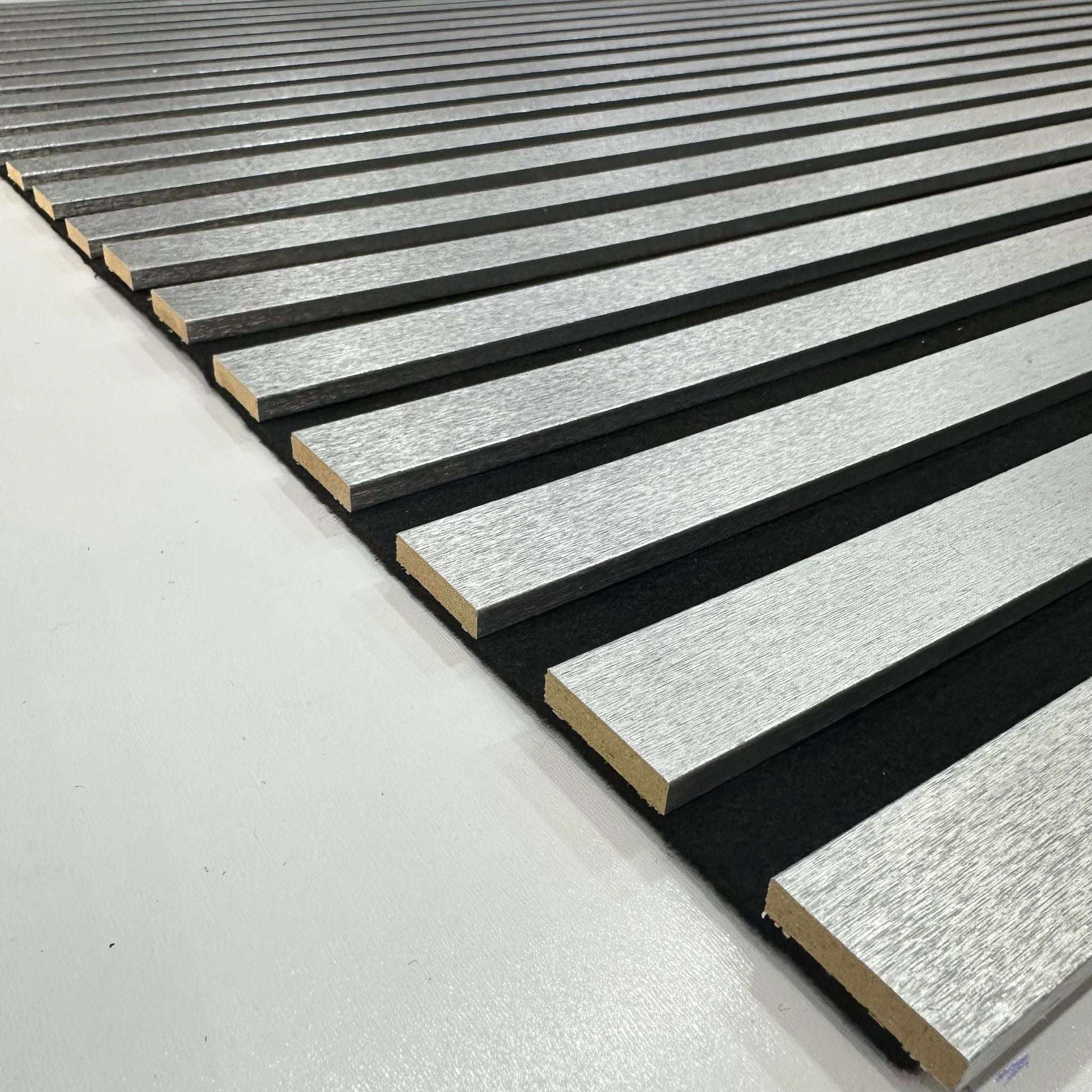 Akustikpaneel Silber 275 × 60 cm – moderne Wandverkleidung