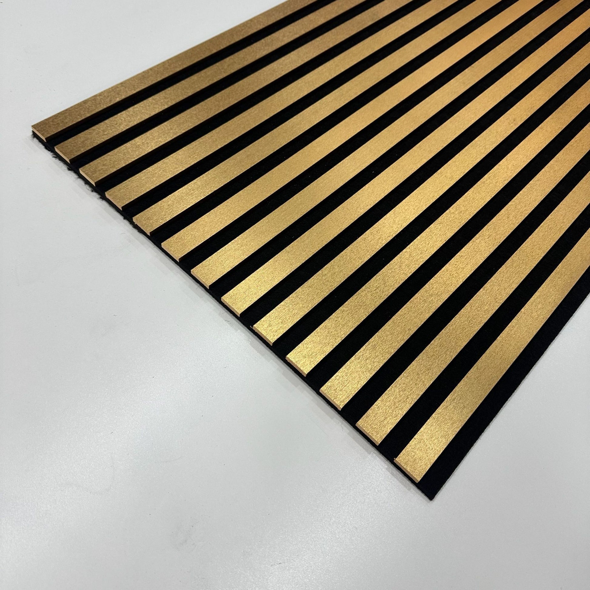 Akustikpaneel Gold 275 × 60 cm – luxuriöse Wandverkleidung