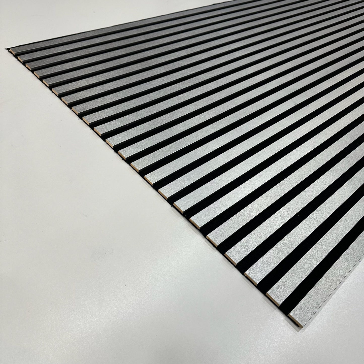 Akustikpaneel Silber 275 × 60 cm – moderne Wandverkleidung