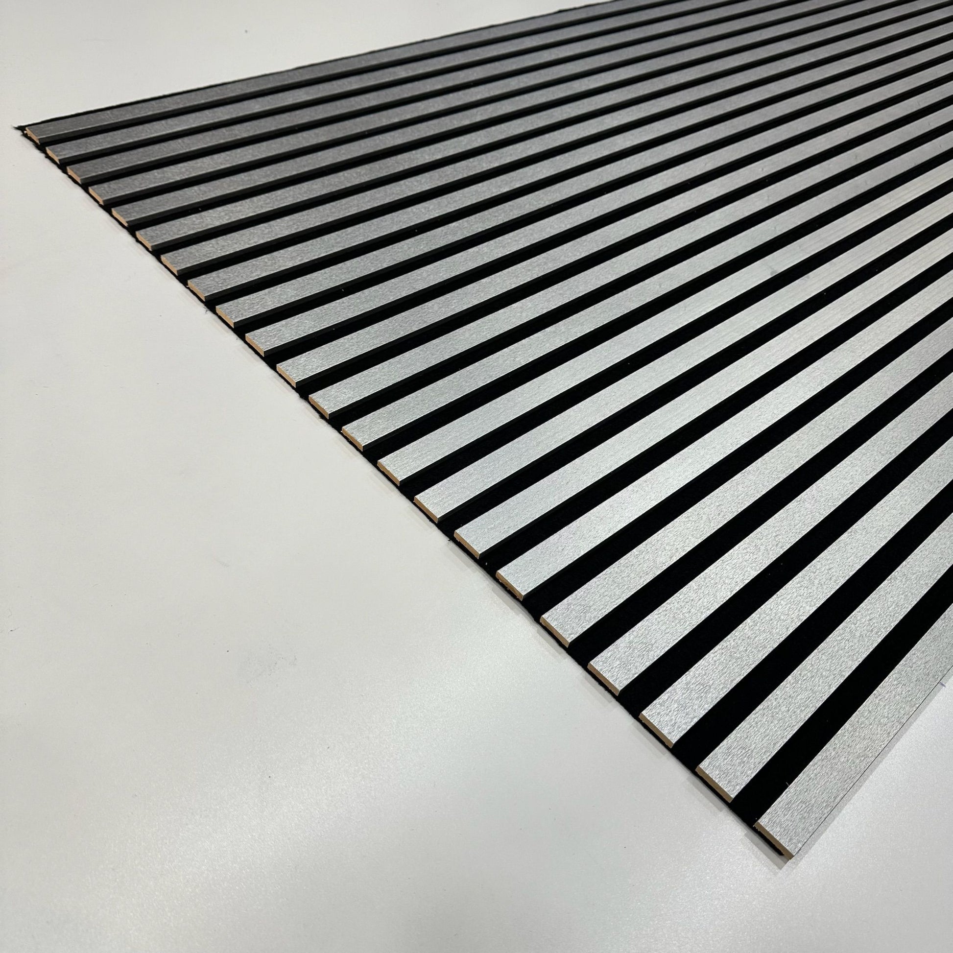 Akustikpaneel Silber 275 × 60 cm – moderne Wandverkleidung