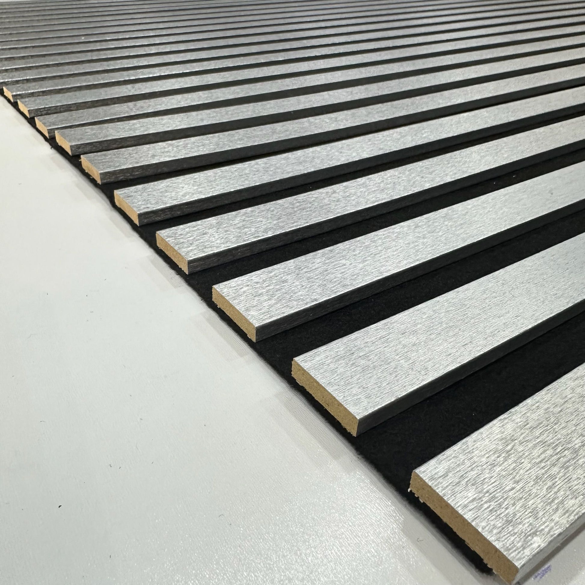 Akustikpaneel Silber 275 × 60 cm – moderne Wandverkleidung