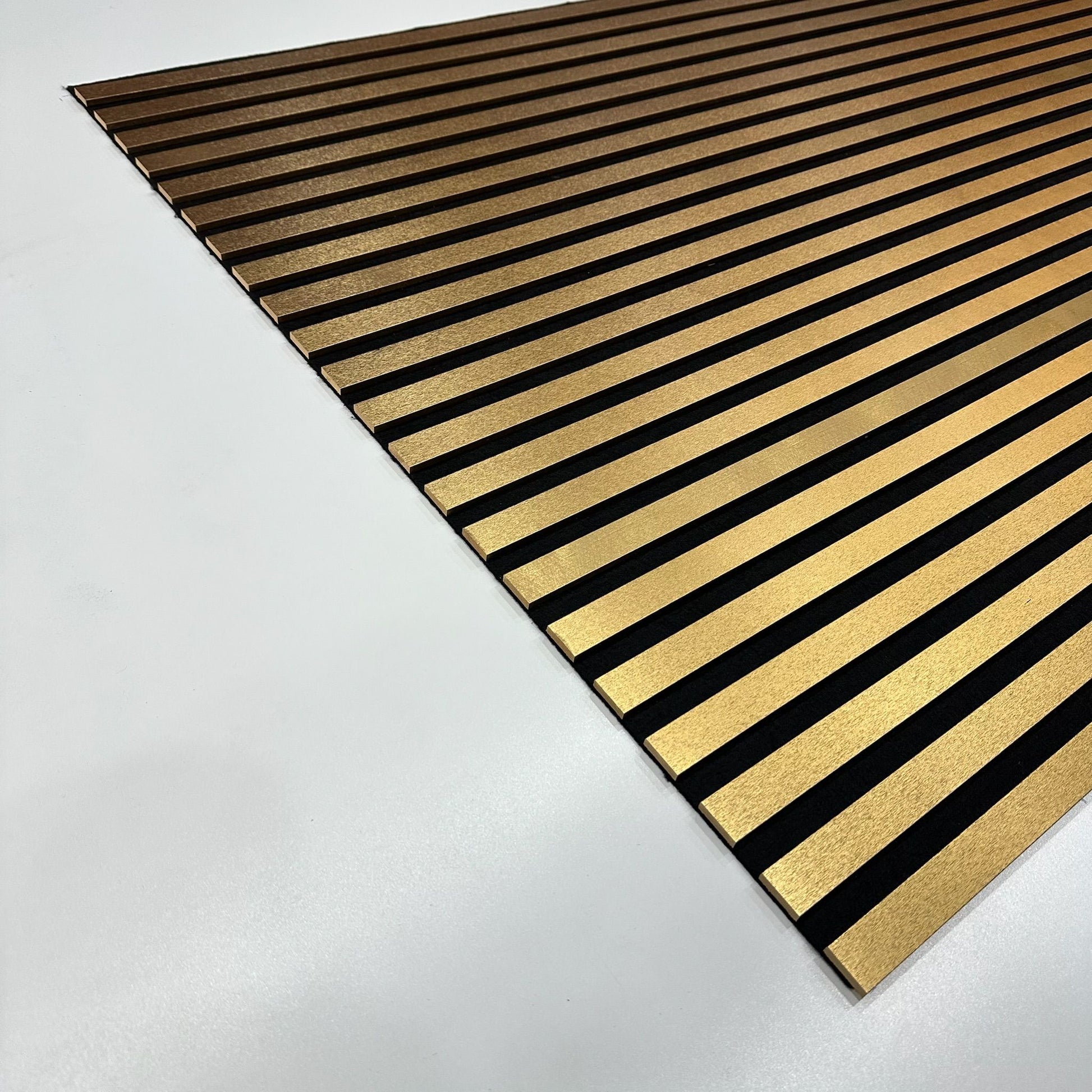Akustikpaneel Gold 275 × 60 cm – luxuriöse Wandverkleidung